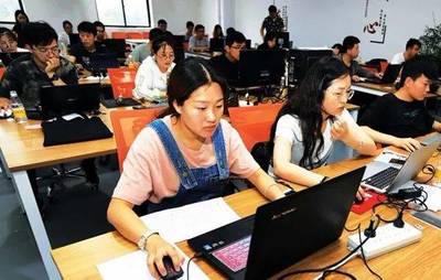 聚焦电商技术新秀，首届电商设计（美工）职业技能大赛在我市圆满举办